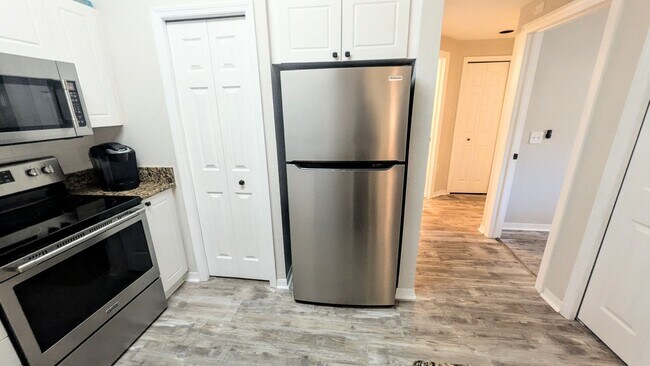 Building Photo - 6-12 month TURNKEY FURNISHED GOUNG FLOOR 2/2 CONDO