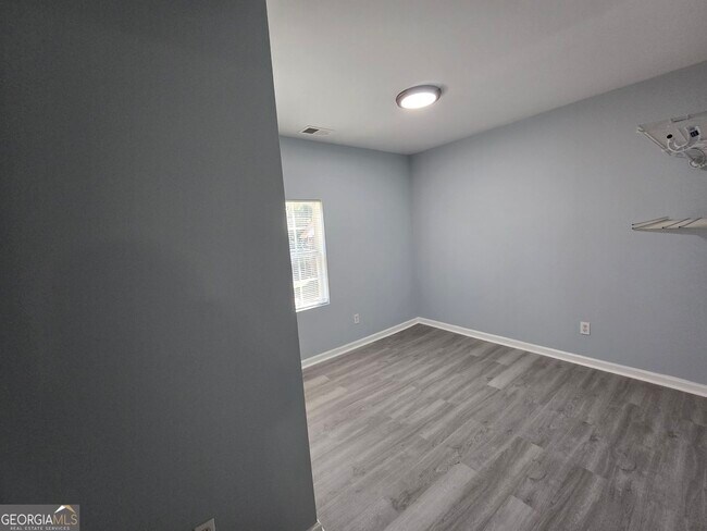 Building Photo - 1211 Lake Dr