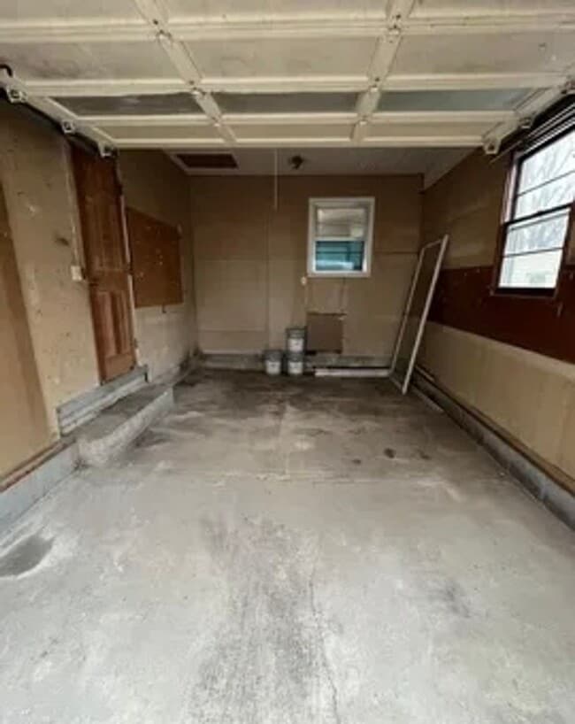 Building Photo - 3 bedroom/2 bath house