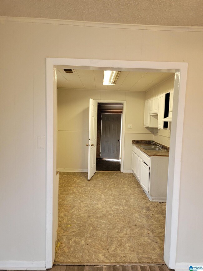 Building Photo - 1405 Woodward Rd