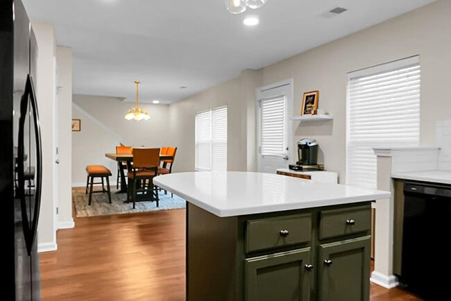 Building Photo - 124 Larkspur Dr