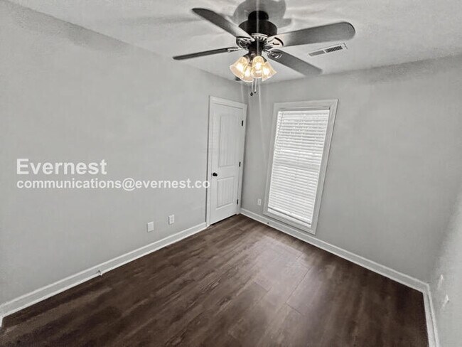 Building Photo - 3 Bed, 2 Bath Home with Fenced Yard & Garage / Pet-Friendly / Available Now!