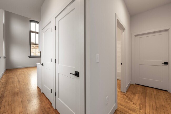 Building Photo - Burton One Bedroom Loft