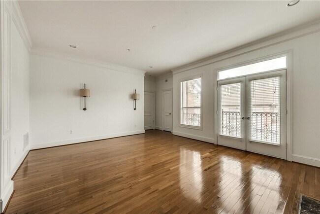 Building Photo - 2885 Woodside St