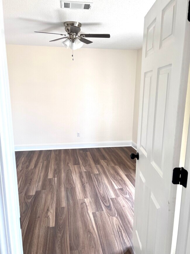 Building Photo - 1206 King Henry Dr