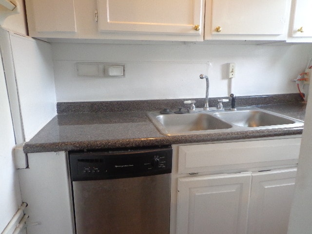 Kitchen sink - 80 McMillen Ave