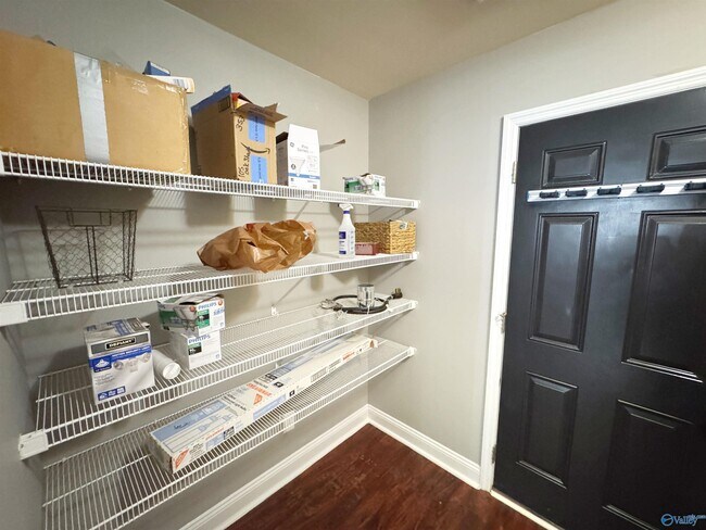 Building Photo - 105 Oak Shade Dr