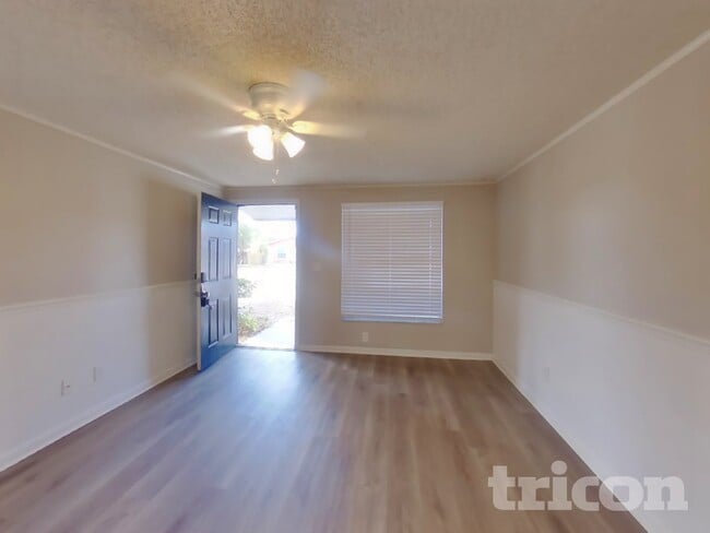 Building Photo - 907 Briarcliff Dr