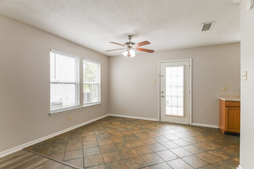 Building Photo - 2150 Summer Breeze Way