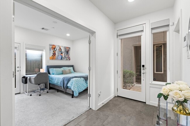 Building Photo - 1925 Shearn St