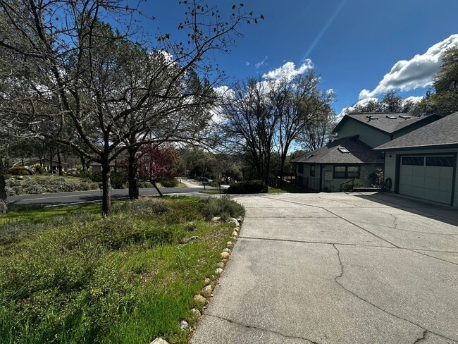 Building Photo - Spacious 4 bedroom, 3 bathroom home