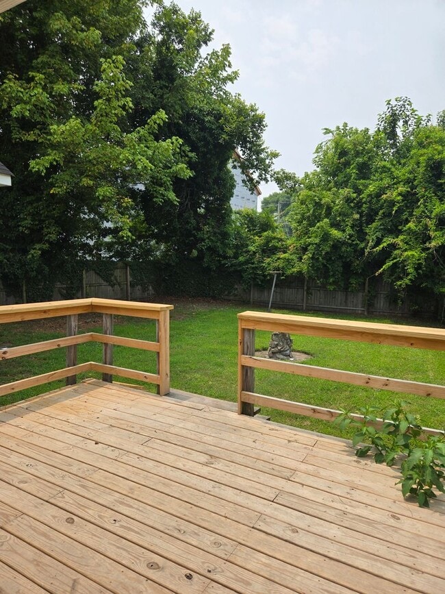 Building Photo - Lovely 3 Bedroom Home Available Now