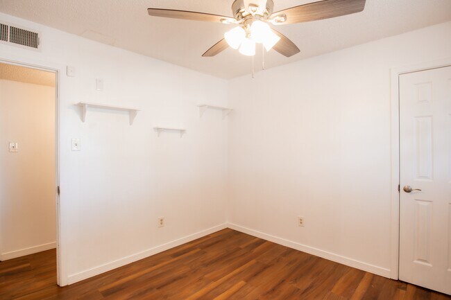 Building Photo - 1633 Stull Dr
