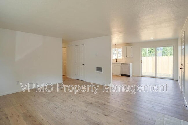 Building Photo - 10412 NE 71st St