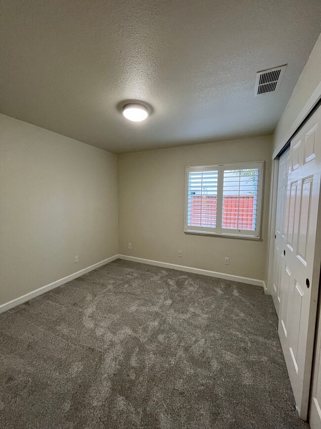 Building Photo - Hard to find Dixon single story home!