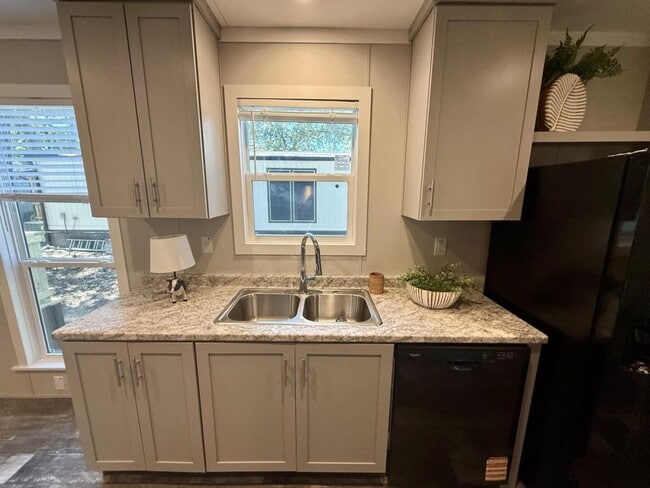 Building Photo - 1808 Sheila Dr