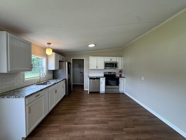Building Photo - Beautifully Updated 3 Bed 2 Bath Home with...