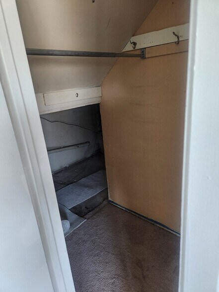 Coat close & Storage - 1100 Vincent Rd