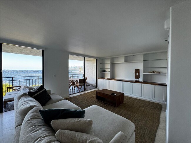 Building Photo - 1632 S Bayshore Ct
