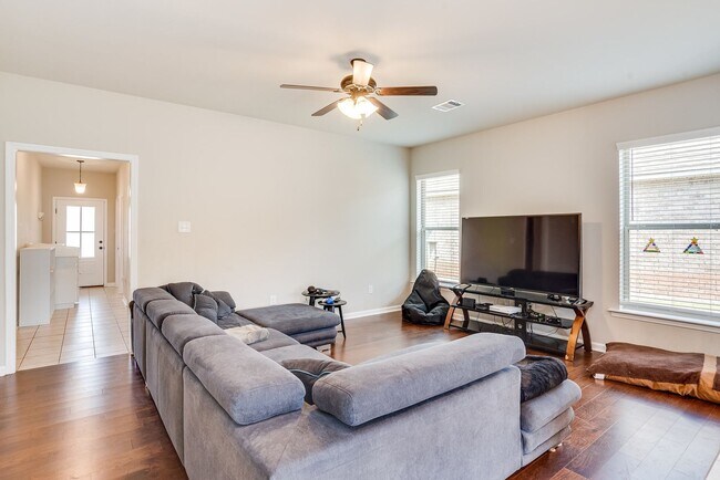 Building Photo - 4 Bedroom 2.5 Bath in Victoria Meadows