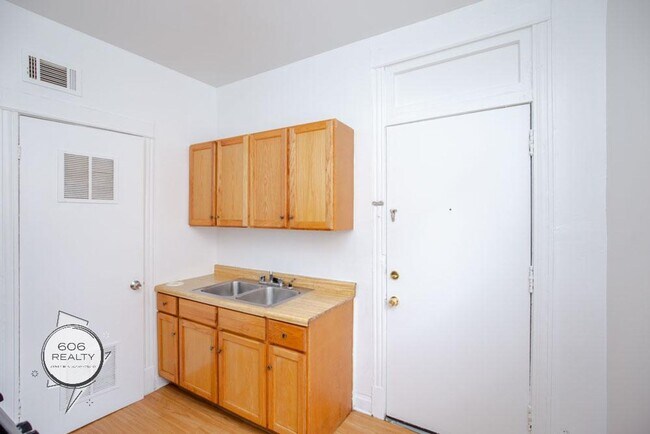 Building Photo - Marquette Park Apartment! SPECIAL OFFER
