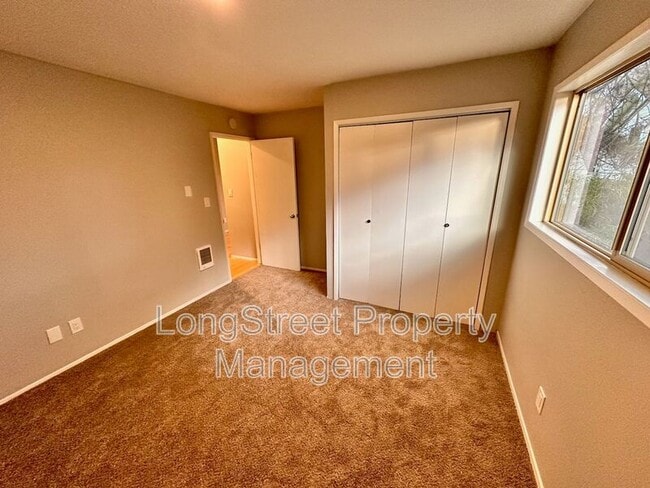 Building Photo - 127 SE 30th Pl