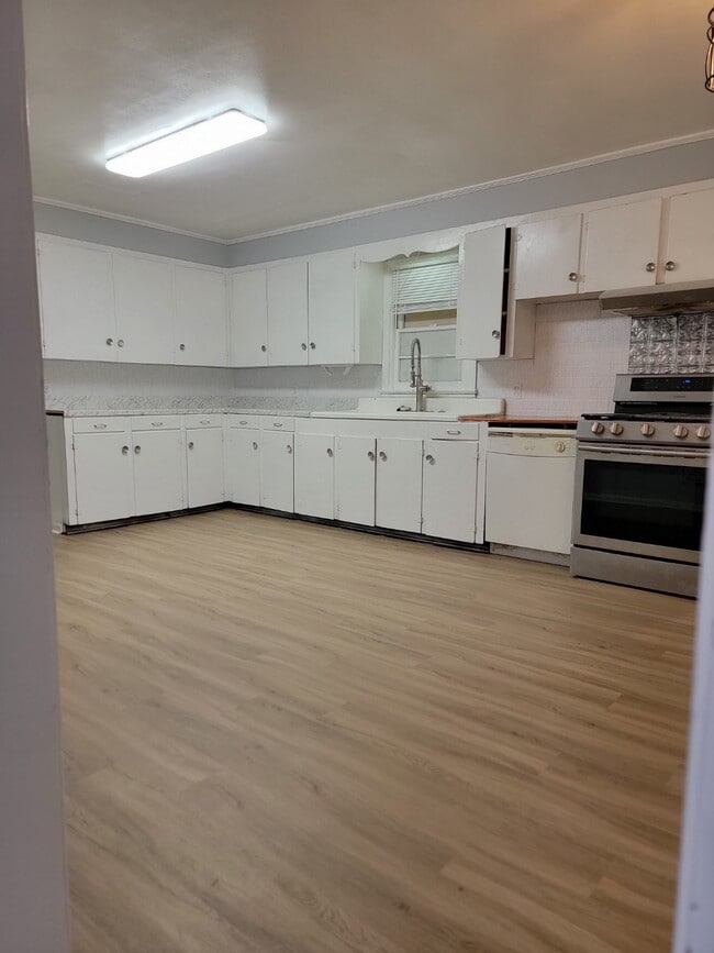 Building Photo - 937 W 6th St