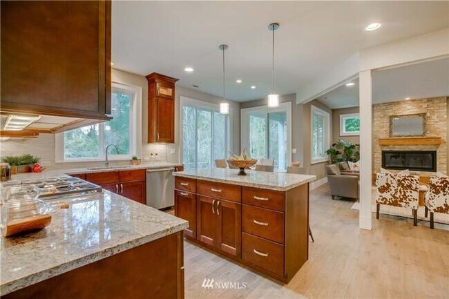 Building Photo - Beautiful 5 Bedroom 4 Bathroom Home in Lake Forest Park!