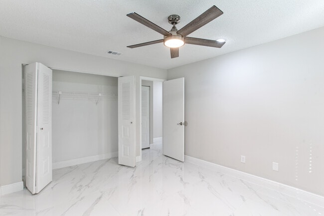 Building Photo - 6349 Oak Meadow Bend