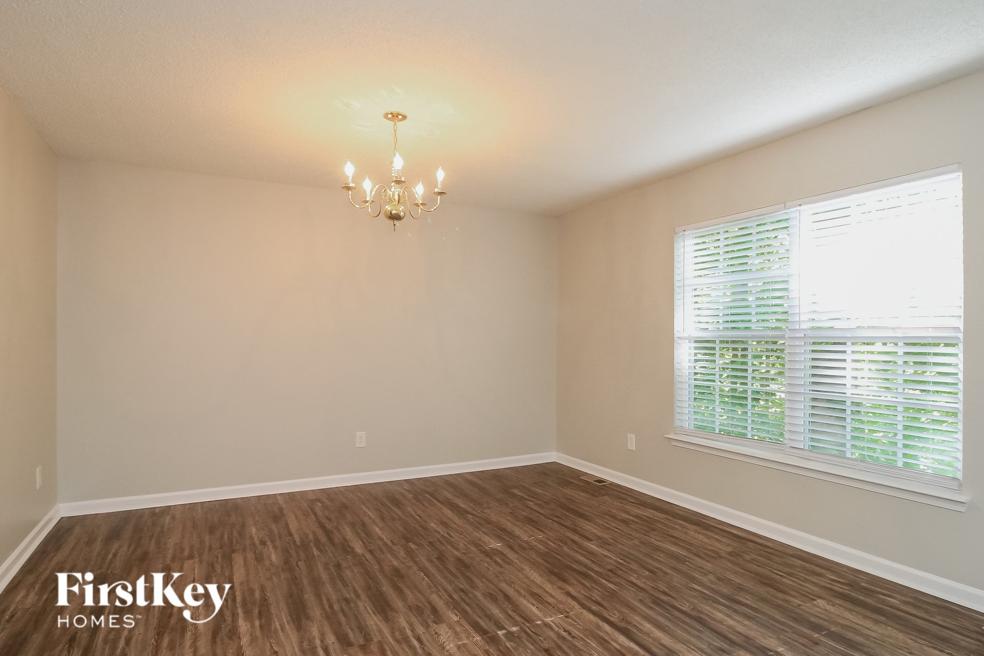 Building Photo - 944 Highland Glen Rd