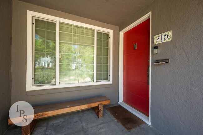 Building Photo - Beautifully Updated Fresno High Home - Walkable to Gazebo Gardens, 3BR/1BA, Partially Furnished