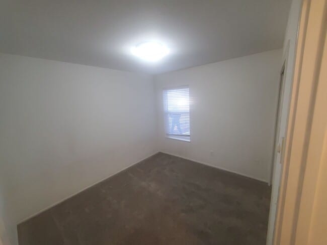 Building Photo - 3 Bed 2 Bath - Single Level - Fenced - 2 C...