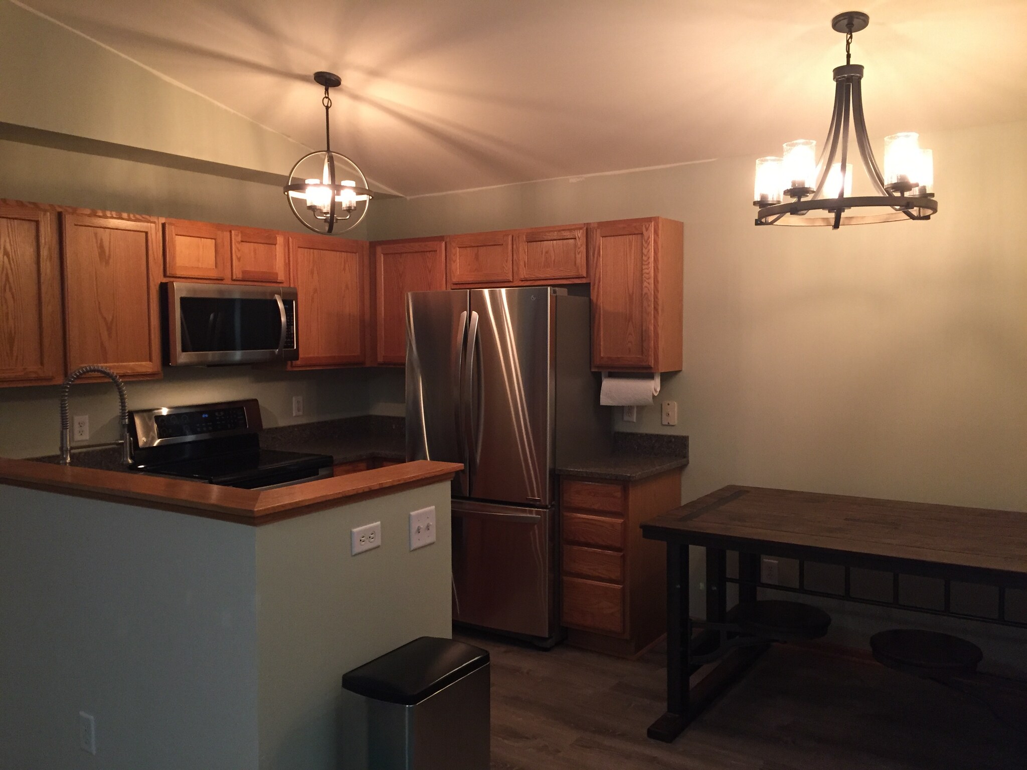 Kitchen - 611 Wellington Dr