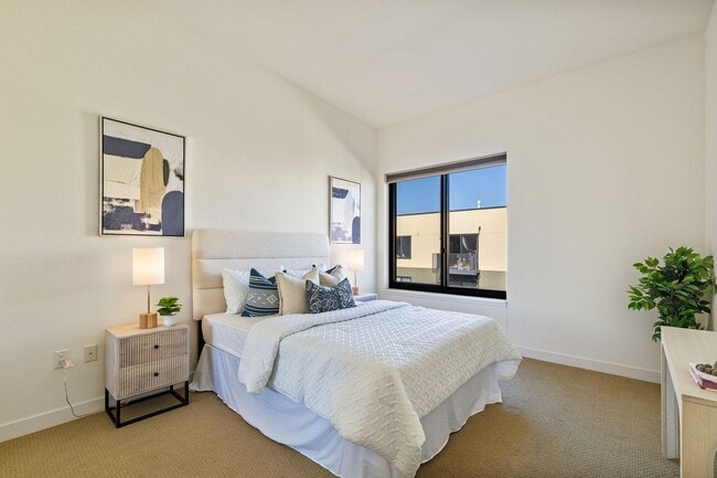Building Photo - Spacious & Sunny Condo at Plant 51 in Down...