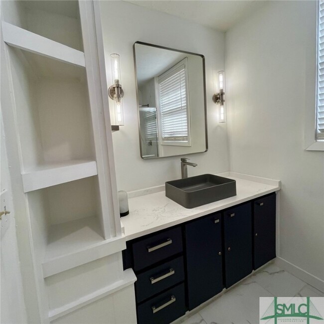 Building Photo - 103 W 51st St