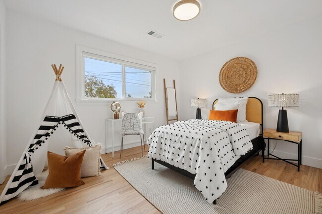 Building Photo - Updated Woodland Estates Home