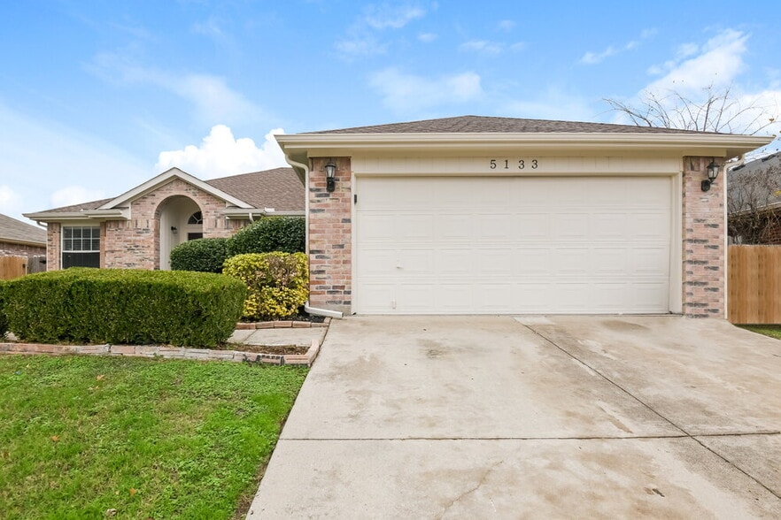 Primary Photo - 5133 Eastcreek Dr