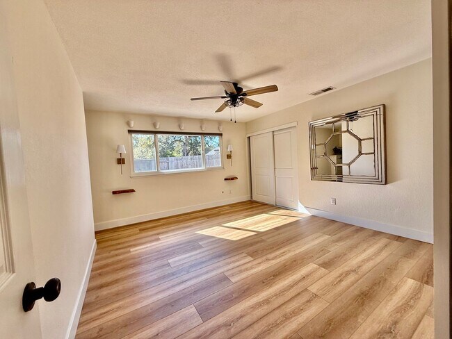 Building Photo - 310 Creekside Ct