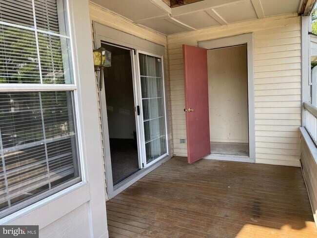 Building Photo - 303 Trinity Ct