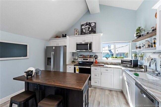 Building Photo - 310 SE Denver Ave