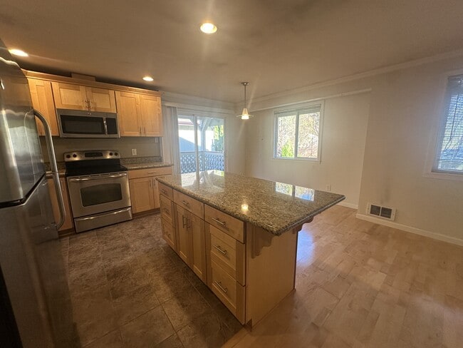 Building Photo - 415 Healy Ave S