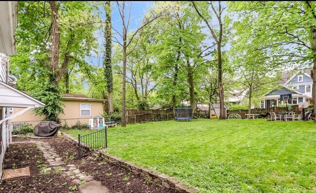 Building Photo - Stunning 3 Bedroom