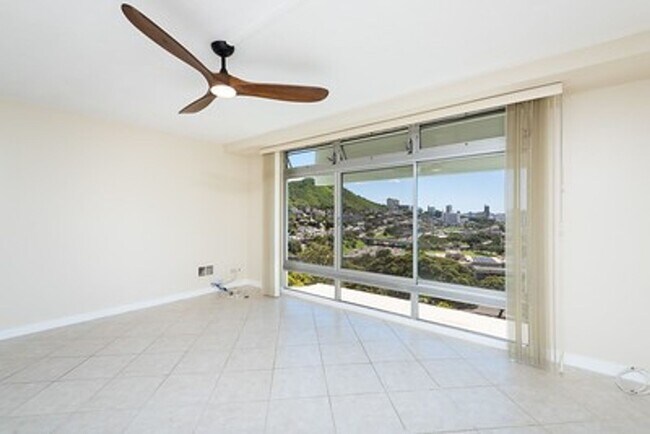 Building Photo - Centrally Located Queen Emma Gardens,