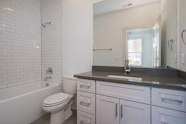 Building Photo - Beautiful Condo in Cleveland Park (Downtow...
