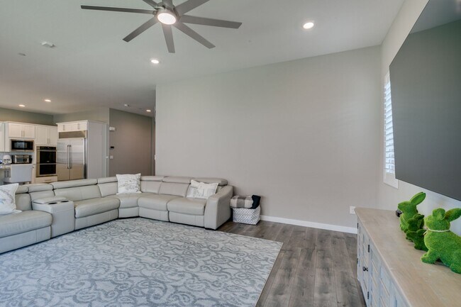 Building Photo - Luxury Rental with Mountain Views in Gated Henderson Community