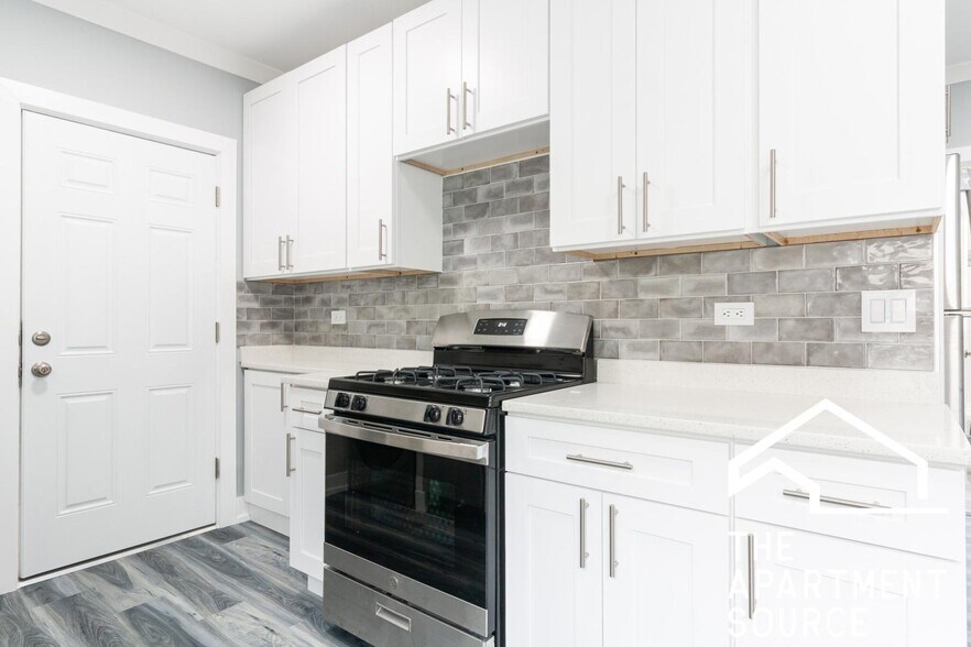 Building Photo - 3821 N Greenview Ave