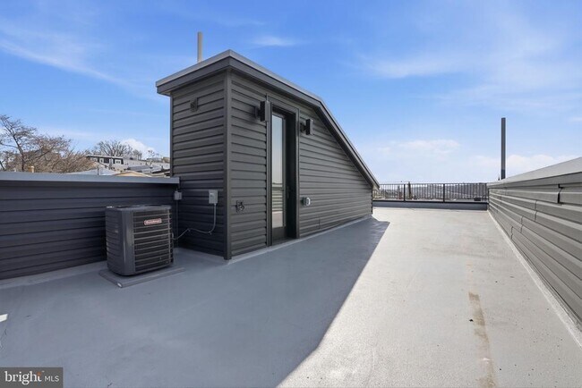 Building Photo - 222 Hermitage St