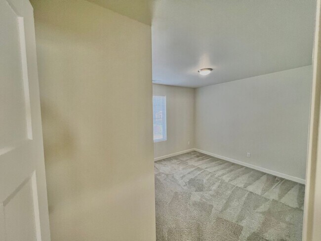Building Photo - AVAILABLE NOW! 3BD 2.5 BATH TUMWATER LIVING
