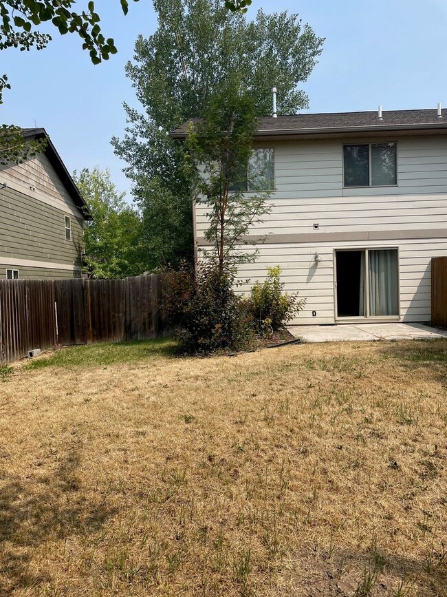 Building Photo - Great Townhouse with a nice yard!