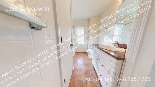 Building Photo - 1068 Lakeview St